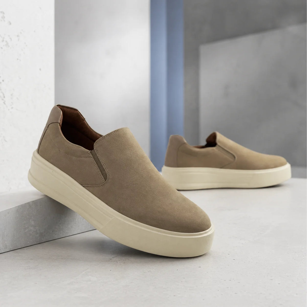 Slip-on masculino bege em camurça casual premium com solado claro